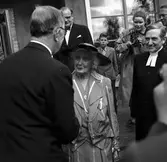 Kung Gustaf VI Adolf på besök i Torsåker 1953. Hälsar på Hedvig Ulfsparre.