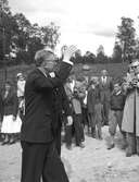 Kung Gustav VI Adolf  på besök i Kungsgården i början av 1950-talet.