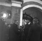 Kronprinsparet Gustav Adolf och Louise på besök i Gävle 1935. Bilden är tagen vid Gefle Manufaktur i Strömsbro.