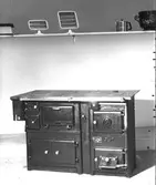 AB Skoglund & Olson. Gefle. Gjuteri och Mekanisk Verkstad. Känt för bland annat järnspisar och leksaker. Företaget startades 1874 av Erik Gustaf Skoglund och Axel Olsson. Firman blev aktiebolag 1914 och hade på 1930-talet cirka 260 anställda i produktionen och ett 30-tal på kontoret. Spis
