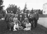 Familjen Österand. År 1931. Trefaldighetskyrkan i bakgrunden. (Osäker på namnet)


