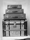 Bröderna Sandblom. Resväskor och en koffert. 1930-års adresskalender Norra Centralgatan 17, 1945-års telefonkatalog Norra Skeppsbron 2

