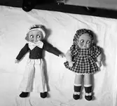 Bröderna Sandblom. Dockor. 1930-års adresskalender Norra Centralgatan 17, 1945-års telefonkatalog Norra Skeppsbron 2

