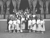 Brudparet Bergstrands med släkt och vänner på trappan till Strömdalens värdshus

