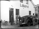 Utanför Ahlgrens Tekniska Fabrikens kontor (Läkerol). Några män och en 1935 DeSoto Airflow.