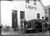 Utanför Ahlgrens Tekniska Fabrikens kontor (Läkerol). Några män och en 1935 DeSoto Airflow.