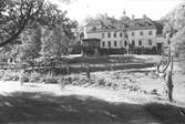 Wirsbo herrgård är ett tvåvånings stenhus med skarpt brutet tak med vindskupor. Den är i sin nuvarande form ombyggd 1918.