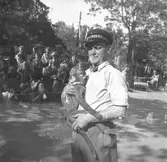 Furuvik. Djurvårdare med en apa