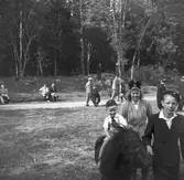 Furuvik. Litet barn på häst