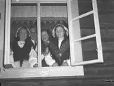 Furuvik. Undomar i fönstret på Gästgivargården