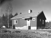 Grinduga. Den 25 september 1948.  Korsnäsverken har sedan länge beaktat att arbetsresultaten i mycket hög grad beror på trivseln i hemmen. Bolaget har från början succesivt höjt bostadsstandarden för sina anställda. En del av personalen bor i egna hem som uppförts med subvention från bolaget