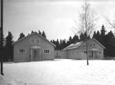 Hus. Den 5 december 1949.  Korsnäsverken har sedan länge beaktat att arbetsresultaten i mycket hög grad beror på trivseln i hemmen. Bolaget har från början succesivt höjt bostadsstandarden för sina anställda. En del av personalen bor i egna hem som uppförts med subvention från bolaget