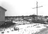 Småhus. Den 5 december 1949.  Korsnäsverken har sedan länge beaktat att arbetsresultaten i mycket hög grad beror på trivseln i hemmen. Bolaget har från början succesivt höjt bostadsstandarden för sina anställda. En del av personalen bor i egna hem som uppförts med subvention från bolaget