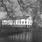 Oslättfors Mässen. För personalens semestrar finnas ett flertal semesterhem och sommarstugor.