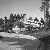 Bostäder. Korsnäs AB. Den 5 juli 1955. Redan från början av bolagets verksamhet anlades bostäder för de anställda enligt tidens krav och möjligheter vid de olika tidpunkterna. Genom intensifierad byggnadsverksamhet har därför bostadsstandarden successivt höjts framför allt under det senaste decenniet.