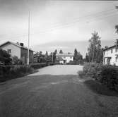 Bostäder. Korsnäs AB. Den 5 juli 1955. Redan från början av bolagets verksamhet anlades bostäder för de anställda enligt tidens krav och möjligheter vid de olika tidpunkterna. Genom intensifierad byggnadsverksamhet har därför bostadsstandarden successivt höjts framför allt under det senaste decenniet.