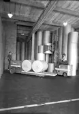 PM 2, rullarna körs med truck till pappersmagasinet. Korsnäs AB. Den 28 juli 1959
