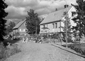 Genom intensifierad byggnadsverksamhet finns villor, dubbelhus, radhus och flerfamiljshus för personalen . Korsnäs AB. Den 28 augusti 1959
