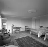 En av sovrummen på Holmsund Herrgård. Korsnäs AB. Den 20 april 1960
