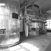 Spritfabriken. Destillationskolonner. Vid sidan av sina huvudprodukter ger cellulosafabrikerna också en rad värdefulla biprodukter. Korsnäs AB. Den 12 maj 1960
