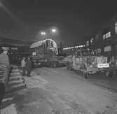 Cylinder kommer till fabriken på en långtradare. Korsnäs AB. Den 12 januari 1961.
