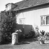 En soptunna med sopsäck från Korsnäs AB. Den 8 juni 1961
