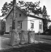 Tre soptunnor med sopsäckar från Korsnäs AB. Den 8 juni 1961
