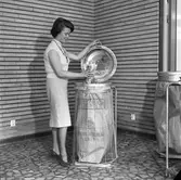 Soptunna med sopsäck från Korsnäs AB.  Den 8 juni 1961
