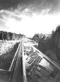 Sista delen av flottningen sker i Korsnäs egen, tre mil långa flottled, som består av en 22 km grävd kanal och en 8 km lång träränna. Kopia. År 1961
