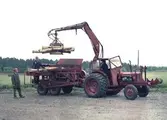 Traktor med hydrallyft. Korsnäs AB. Den 31 augusti 1962.
