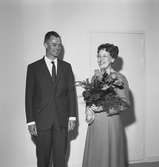 Direktör Lindblom avtackar sin sekreterare Karin Withalisson. Korsnäs. Den 1 juni 1964
