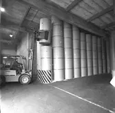 Lastning av pappersrullar på järnväg. Korsnäs AB. Den 11 april 1967
