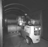 Lastning av pappersrullar på järnväg. Korsnäs AB. Den 11 april 1967
