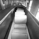 Lastning av pappersrullar på järnväg. Korsnäs AB. Den 11 april 1967
