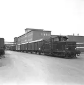 Lastning av pappersrullar på järnväg. Korsnäs AB. Den 11 april 1967
