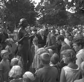 100-årsjubileum. 1855-1955. Korsnäs AB. Beundran av skulpturen 