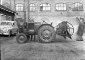 ATSA AB. Traktor med radsåningsmaskin. Oktober månad 1953