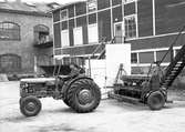 ATSA AB. Traktor med Radsåningsmaskin. Den 11 augusti 1960