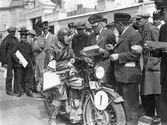 Motorcykeltävling. Vid Centralträdgården (Grand Central Hotell)