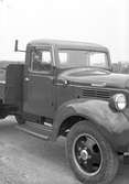 Lastbil, 22 maj 1946. Valbo Verkstad A-B grundades år 1923 av häradsdomare  K. G. Ålenius  . Denne övertog ett tidigare bildat bolag, som drev verkstadsrörelse i Valbo med tillverkning av arbetsvagnar, timmerkälkar m. m. lät nu omlägga rörelsen för tillverkning av bil karosserier, varav mest lastvagns- och skåpbilskarosserier tillverkas. År 1929 ombildades firman till aktiebolag med Ålenius som verkst. direktör. Vid sin död år 1938 efterträddes han av sonen, ingenjör  Gunnar Ålenius  . Företaget har gått en kraftig utveckling till mötes och kan nu räkna sig till landets ledande inom sin bransch. Från att ha sysselsatt 3—4 man äro nu vid full drift cirka 80 arbetare anställda inom företaget.  Valbo Verkstads A-B omfattar smides-, plåtslageri- och snickeriverkstad, monteringshall, måleri- samt lackerings- och tapetserarverkstäder, alla försedda med moderna, maskinella utrustningar. Bland företagets kunder kunna nämnas: Svenska armén, Kungl. Telegrafverket — över 200 skåpkarosserier ha under årens lopp levererats hit — Postverket, Vattenfallsstyrelsen, Stockholms stads gatukontor, en hel del allmänna verk och inrättningar samt privata företag. Dessutom är bolaget huvudleverantör till flera av de större bilfirmorna i Stockholm samt Ålenius valen förutseende man, som med öppen blick följde utvecklingen inom bilbranschen och han på övriga platser i landet. Företaget höll ut till någon gång på 1980-talet.