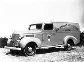 Bil, 22 maj 1946. Valbo Verkstad A-B grundades år 1923 av häradsdomare  K. G. Ålenius  . Denne övertog ett tidigare bildat bolag, som drev verkstadsrörelse i Valbo med tillverkning av arbetsvagnar, timmerkälkar m. m. lät nu omlägga rörelsen för tillverkning av bil karosserier, varav mest lastvagns- och skåpbilskarosserier tillverkas. År 1929 ombildades firman till aktiebolag med Ålenius som verkst. direktör. Vid sin död år 1938 efterträddes han av sonen, ingenjör  Gunnar Ålenius  . Företaget har gått en kraftig utveckling till mötes och kan nu räkna sig till landets ledande inom sin bransch. Från att ha sysselsatt 3—4 man äro nu vid full drift cirka 80 arbetare anställda inom företaget.  Valbo Verkstads A-B omfattar smides-, plåtslageri- och snickeriverkstad, monteringshall, måleri- samt lackerings- och tapetserarverkstäder, alla försedda med moderna, maskinella utrustningar. Bland företagets kunder kunna nämnas: Svenska armén, Kungl. Telegrafverket — över 200 skåpkarosserier ha under årens lopp levererats hit — Postverket, Vattenfallsstyrelsen, Stockholms stads gatukontor, en hel del allmänna verk och inrättningar samt privata företag. Dessutom är bolaget huvudleverantör till flera av de större bilfirmorna i Stockholm samt Ålenius valen förutseende man, som med öppen blick följde utvecklingen inom bilbranschen och han på övriga platser i landet. Företaget höll ut till någon gång på 1980-talet.