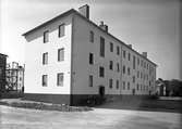 Exteriör av nybygge, Sörbygatan 82, Gävle. 1 juni 1946. Järnhandel Jacob Wennberg.
