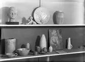 Detalj av formgivare och keramiker Maggie Wiboms monter vid Jubileumsutställningen i Gävle 1946. Utställningen celebrerade stadens 500-årsjubileum och byggdes upp under sommaren på Gävle Travbana.