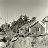 Edvin Perssons stuga. Till vänster en så kallad gista, som användes för att hänga upp fisknät på.