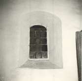 Fönster i nisch i Loftahammars kyrka.