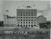 Arbetare vid taklagsfesten när Kalmar ångkvarn byggdes 1899.