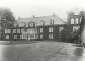 Tyllinge gård. Tyllinge herrgård är exempel på en medeltida frälsegård, omnämnd redan år 1411 i Diplomatarium Svecanum. Idag är det ett modernt jordbruksföretag.