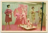 Varuhuset Domus skyltfönster med höstens dammode, i Kalmar,1967.
