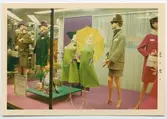 Varuhuset Domus skyltfönster med höstens dammode, i Kalmar,1967.