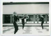 Gymnastik med boll på Domusvaruhusets takterrass, i Kalmar, 1970.